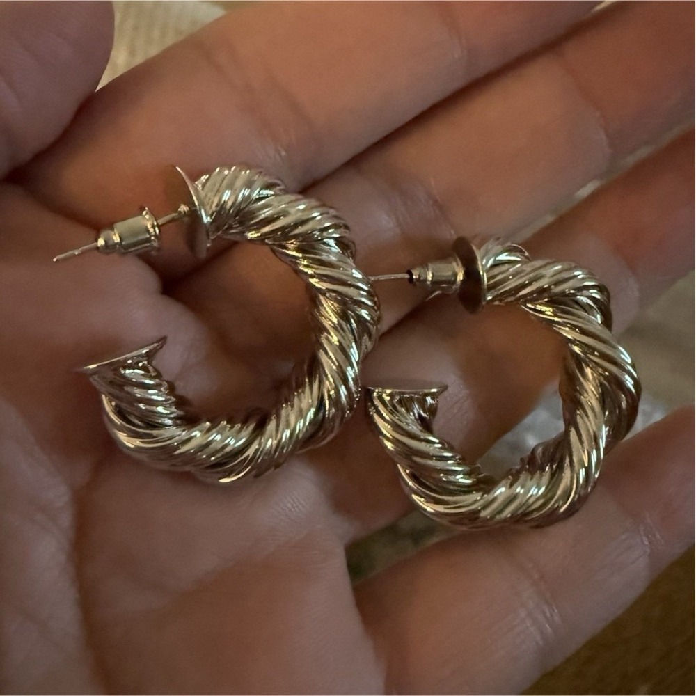 Silver Tone Twisted Rope Round Hoop Earrings Snap Closure Pierced Lobe - Fashion